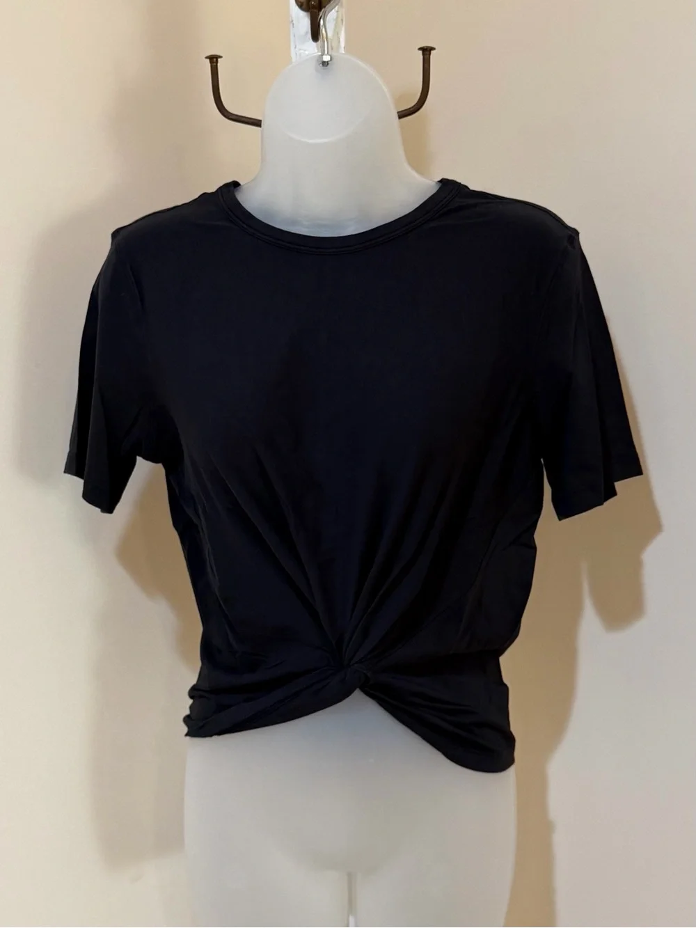 NWOT LULULEMON CRESCENT TEE TWIST FRONT WAIST LENGTH TOP IN BLACK SIZE 4